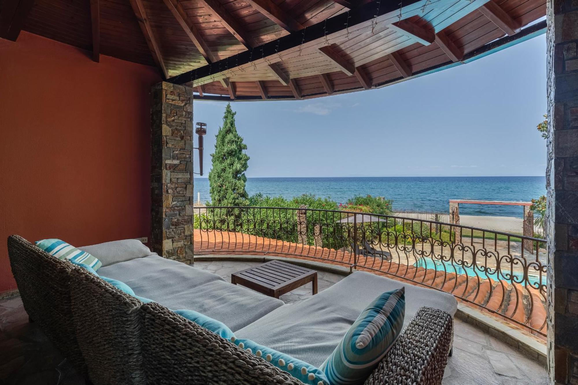 Efharis Beachfront Villa Platamonas Exterior photo